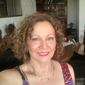 Una mujer sonriendo

Descripción generada automáticamente