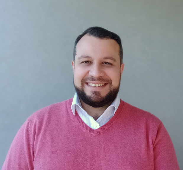 Hombre sonriendo con camisa

Descripción generada automáticamente